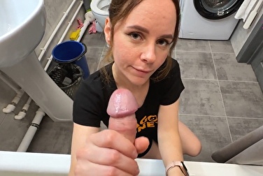 Девушки нет, поэтому сестра делает минет, и ещё даёт.. вот 👉️👈